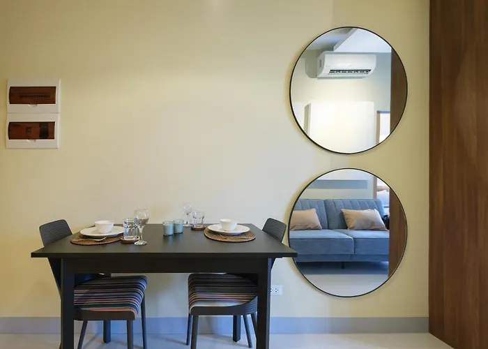 Uptown Parksuites Modern Apartment